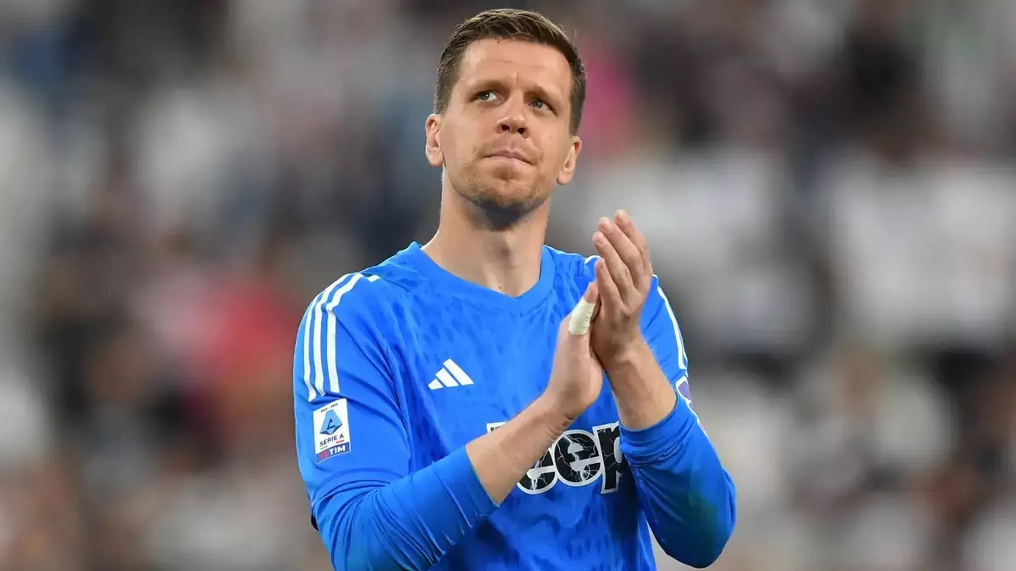 Wojciech Szczesny Appreciates the Crowd In a Past Juventus Match.