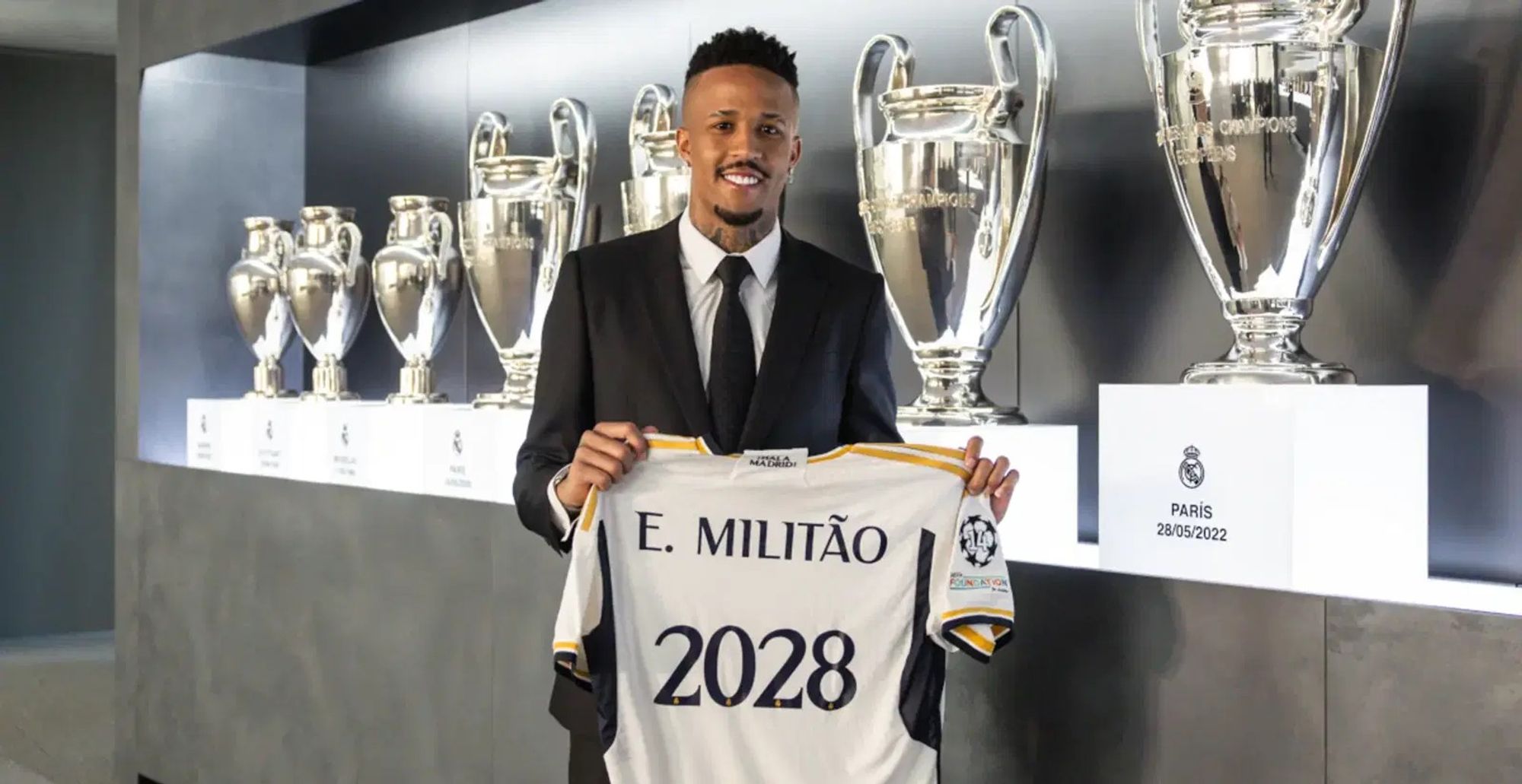 Éder Militão Poses With a Real Madrid Jersey Commemorating His Contract Extension to June 2028